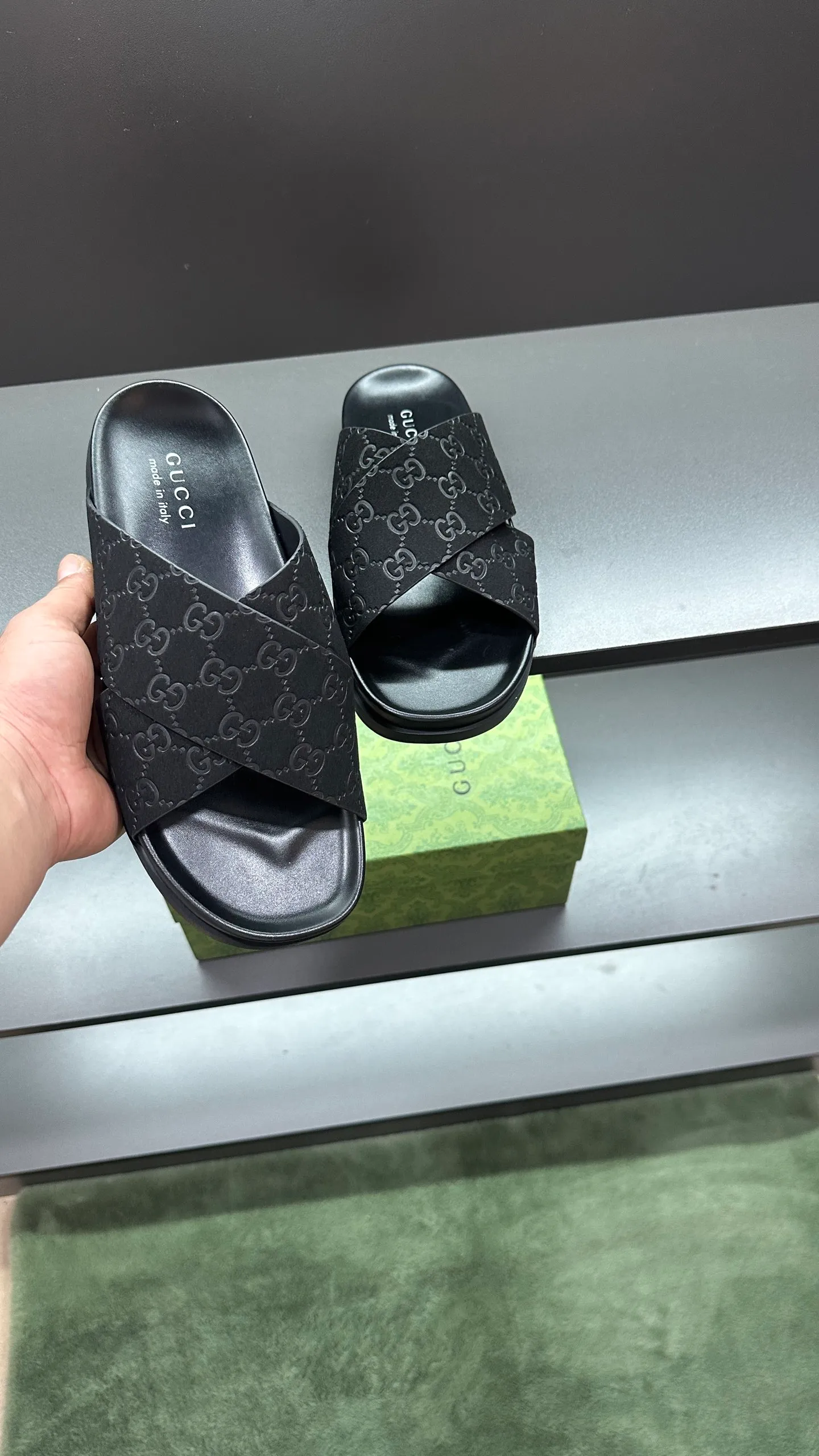 [G Home New Style] P: 300💰Men's size 39~45, (46. Customized) This slipper is made of GG polyester fiber and is decorated with a Gucci label on the front, which adds a striking logo feel to the style. "Gucci Made in Italy" stamped label Rubber sole Flat Made in Italy